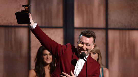 Sam Smith si preberá jednu zo štyroch cien,...