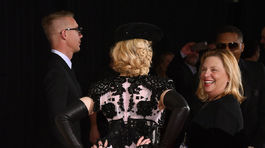 Speváčka Gwen Stefani prišla v kreácii Atelier Versace.