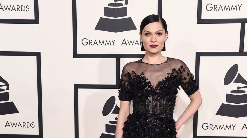 Speváčka Jessie J v róbe Ralph and Russo. 