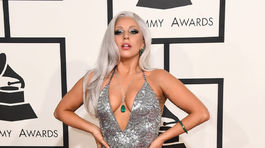 Speváčka Lady Gaga vystavila dekolt v kreácii od Brandona Maxwella.