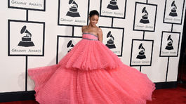 Speváčka Rihanna bola neprehliadnuteľná v róbe Giambattista Valli Couture.