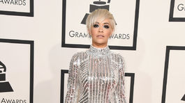 Speváčka Rita Ora sa trblietala v róbe Prada.