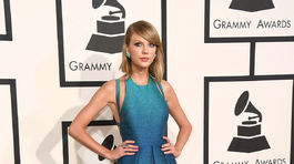 Speváčka Taylor Swift v róbe z dielne Elieho Saaba. 
