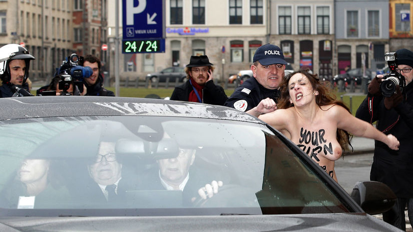 Aktivistka skupiny Femen sa vrhá na auto...