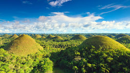 Splnený sen? Navštívte 1 268 Čokoládových vrchov, nebudete sa ich vedieť nasýtiť