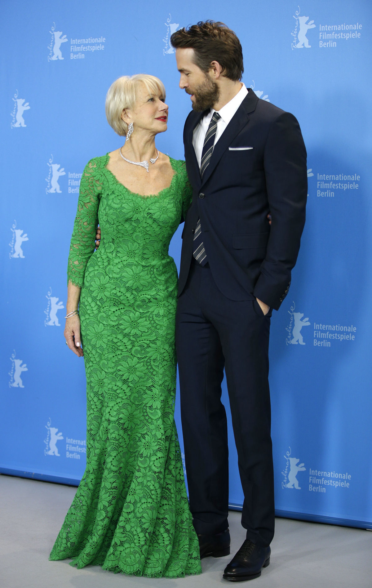 Herečka Helen Mirren a jej kolega Ryan Reynolds...