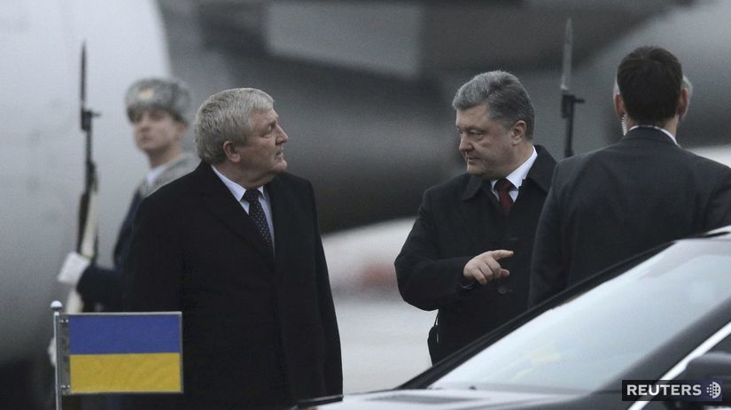 Petro Porošenko na letisku v Minsku.