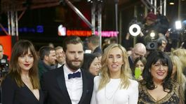 Dakota Johnson a Jamie Dornan, režisérka Sam Taylor-Johnson a spisovateľka E. L. James