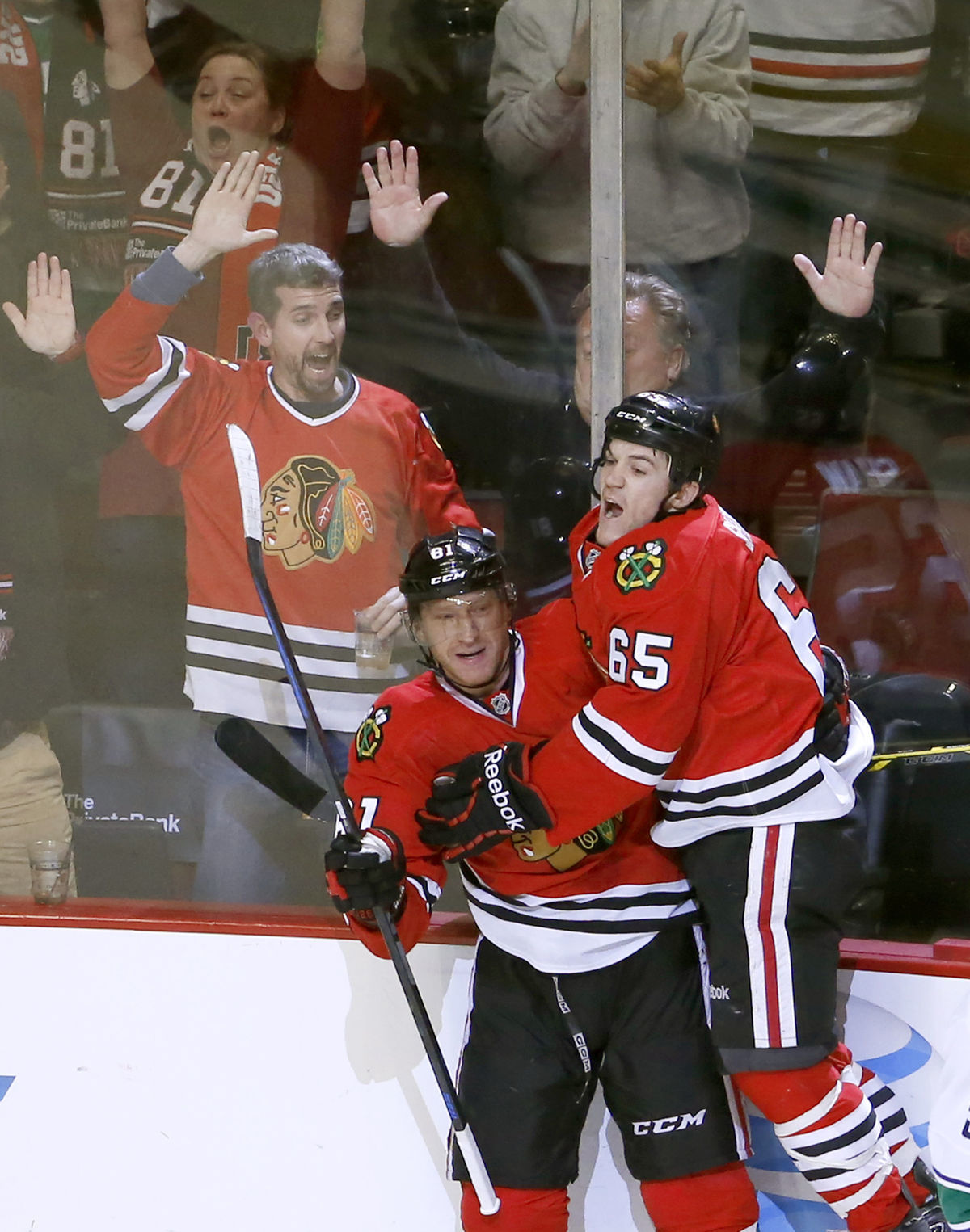 Útočník Chicaga Marián Hossa (vľavo) oslavuje...