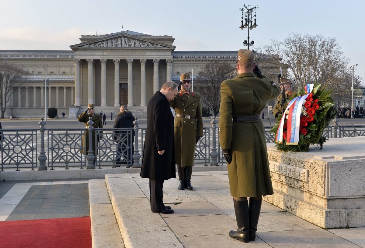 Ruský prezident Vladimir Putin počas položenia...