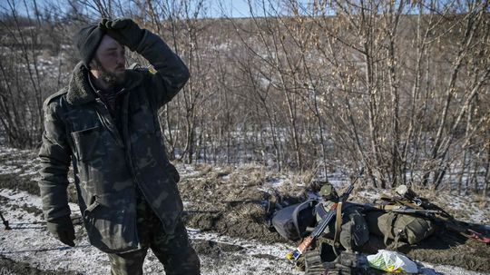 Vyčerpaný vojak ukrajinskej armády stojí na...