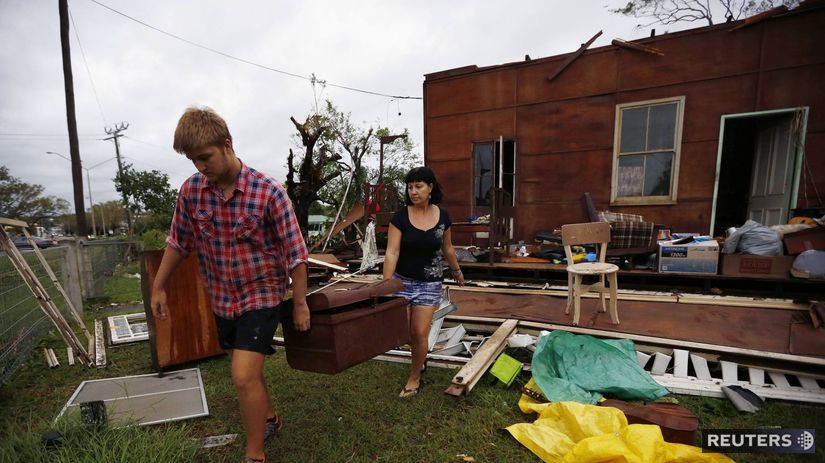 Melanie Cobb s rodinou vynáša z domu jej starej...
