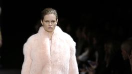 Baby pink kožuch z kolekcie Altuzarra.