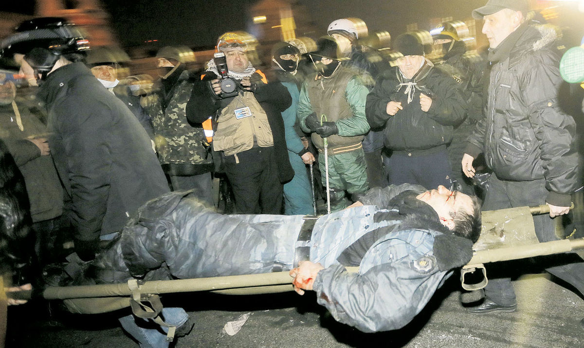 Demonštrantmi zraneného príslušníka špeciálnej...