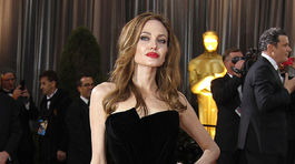 Oscar - kultové momenty - Angelina Jolie - noha