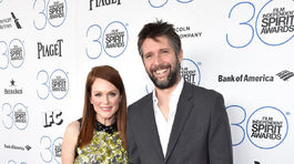 Herečka Julianne Moore (v šatách Dior Couture) a jej manžel Bart Freundlich.