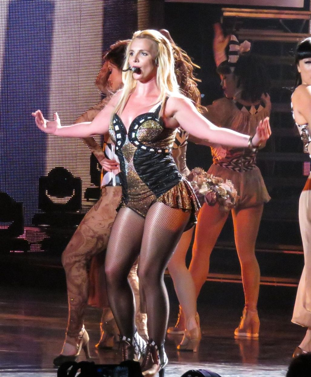 Britney Spears v úspornom kostýme počas šou...