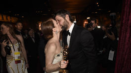 Herečka Julianne Moore sa bozkáva s manželom Bartom Freundlichom.