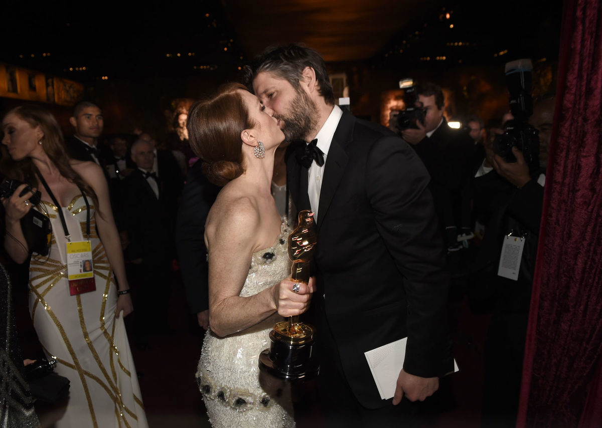 Herečka Julianne Moore sa bozkáva s manželom...