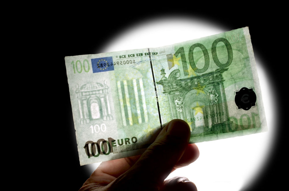 Kontrola vodotlače na stoeurovej bankovke pod...