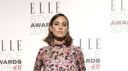 Moderátorka a modelka Alexa Chung v kreácii...