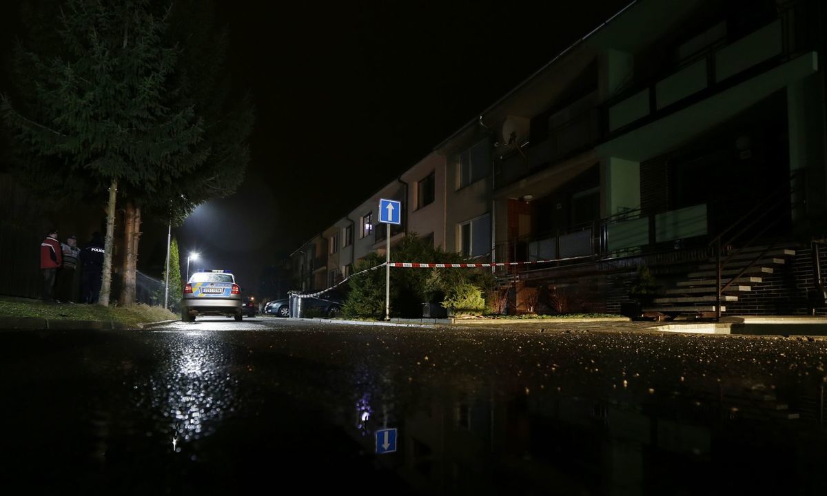 Policajné auto zaparkované pred domom strelca z...