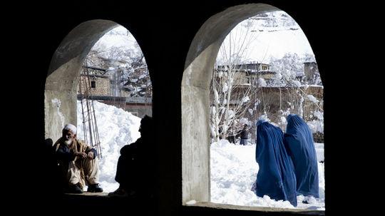 Afganci sa modlia za obete lavín.