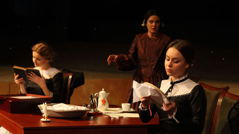 Dominika Kavaschová (vpravo) v predstavení Jane...