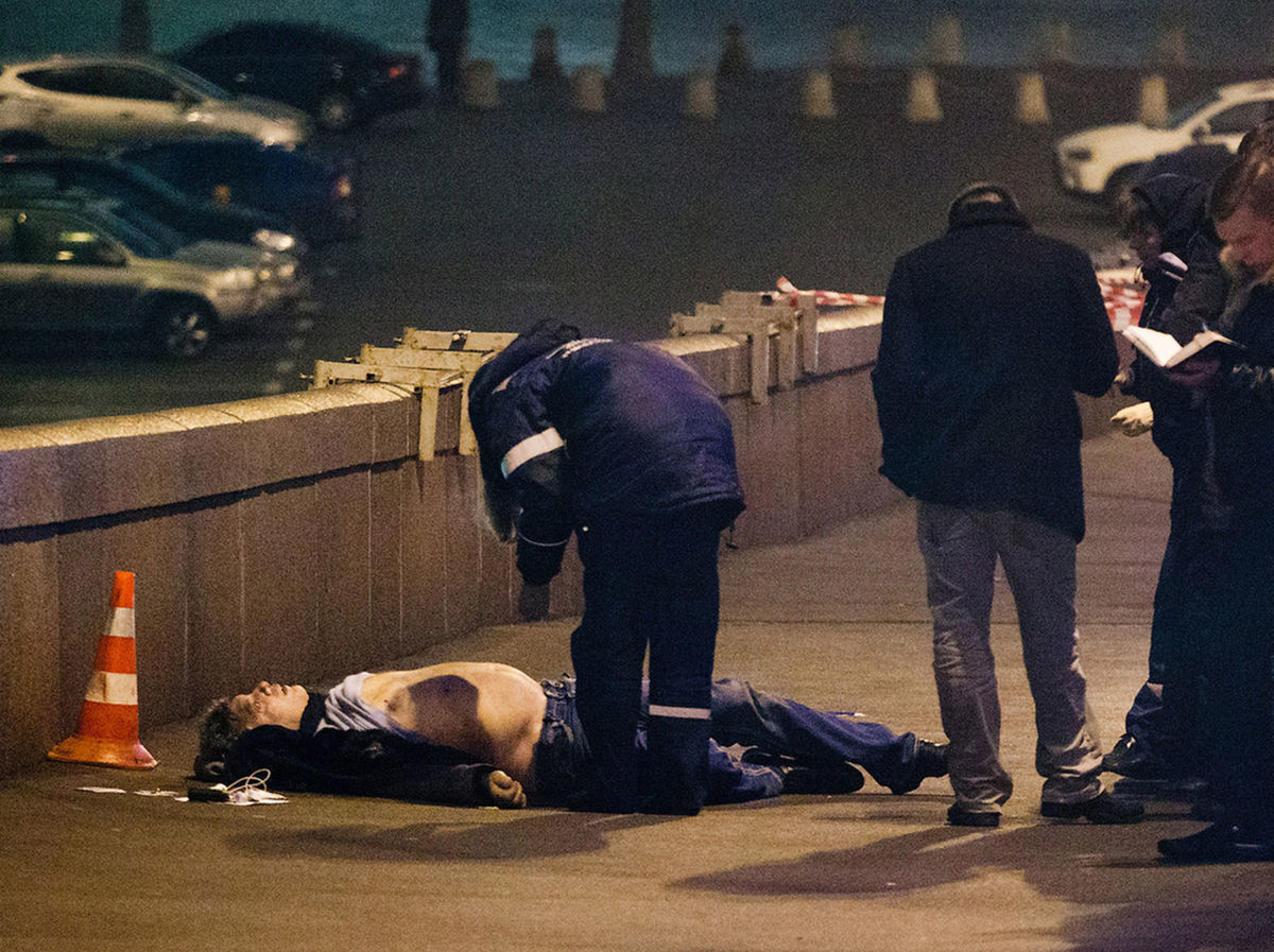 Ruská polícia obhliada telo Borisa Nemcova v...