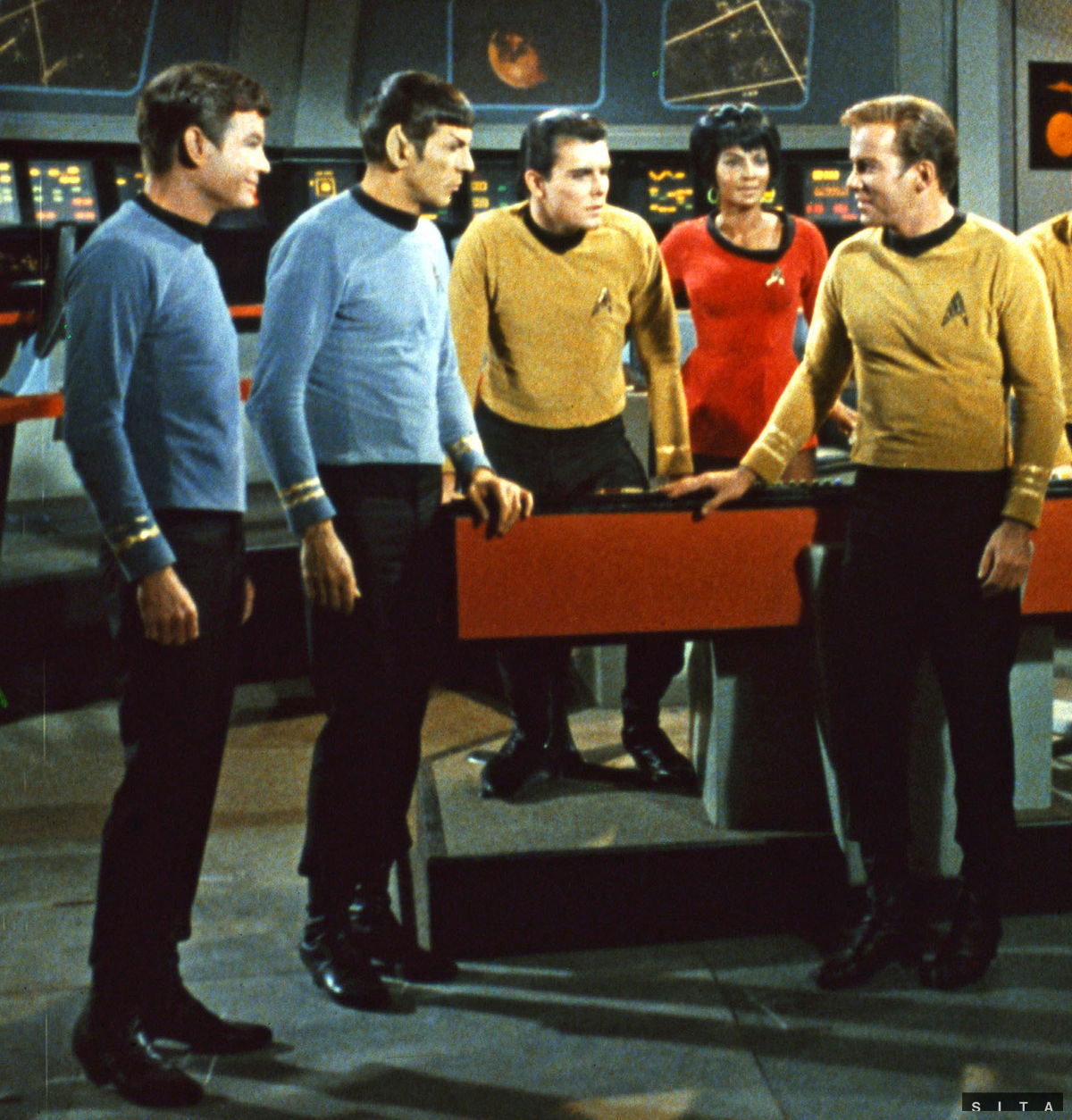 Leonard Nimoy (druhý zľava) počas nakrúcania...