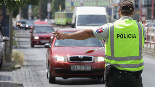 Pokuty mali končiť v ich vlastnom vrecku. Akcia Vyberači otriasla košickou políciou