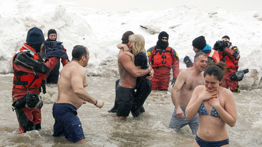 Herec Taylor Kinney a jeho snúbenica - speváčka...