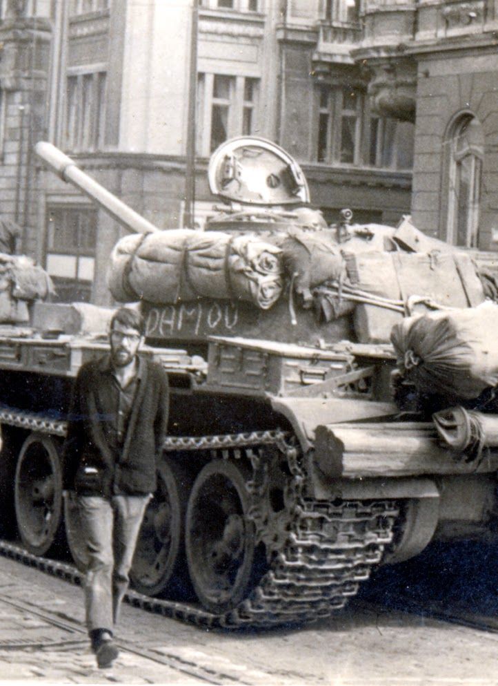 Jorge pred tankami v auguste 1968.