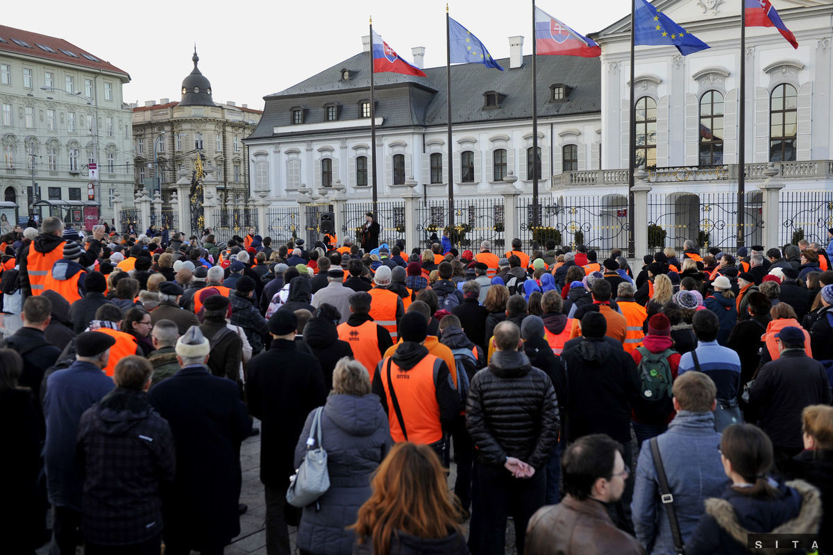 Pred Prezidentský palác prišla vyjadriť podporu...