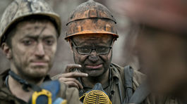 V čínskej bani uviazlo 18 zamestnancov, 11 ich zachránili