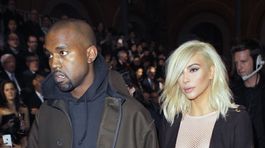 Raper Kanye West a jeho manželka Kim Kardashian pred štartom prehliadky Lanvin v Paríži. 