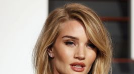 Krásna Rosie nezabúda, že nebola vždy slávna. Pomáha jej aj milenec