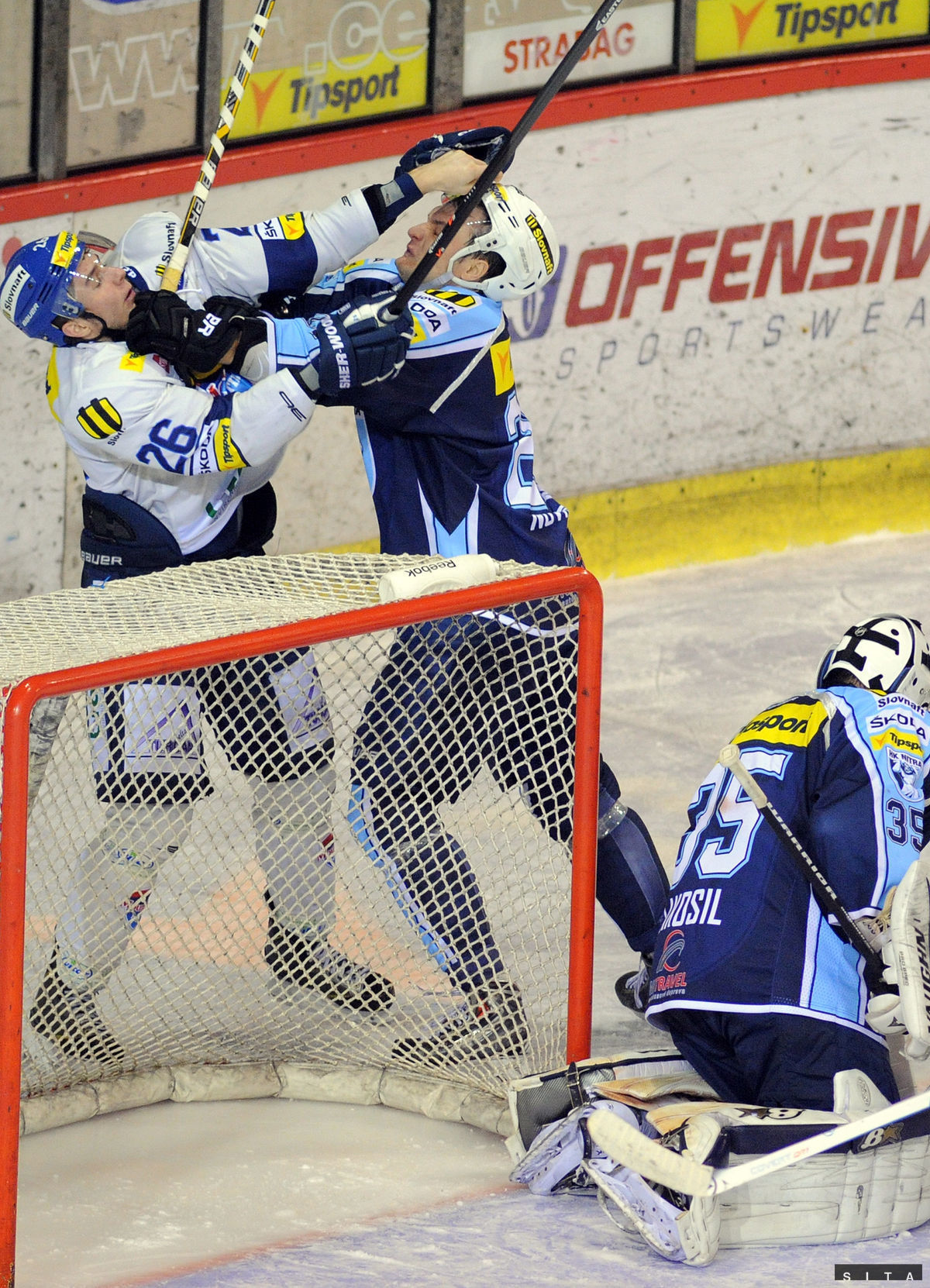 Michal Novák z HK Nitra (v strede) a Tomáš...