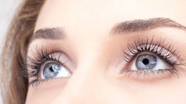 Chyby líčenia, ktoré vám opticky zmenšia oči
