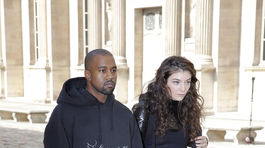 Kanye West tentoraz neprišiel s manželkou. Na obrázku s ním pózuje speváčka Lorde