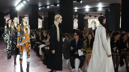 Modelky počas defilé prehliadky Christian Dior v Paríži. 