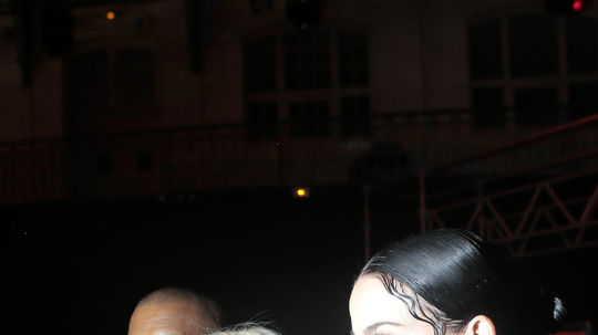 Manželia Kim Kardashian West (v strede) a Kanye...