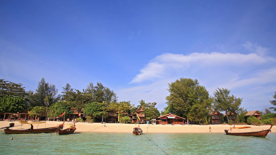 Lodičky a lode privážajú turistov na hlavnú...