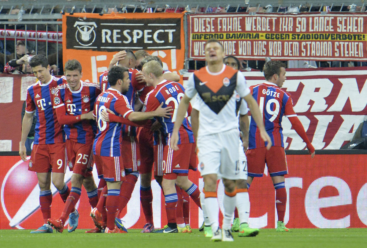 Futbalisti Bayernu Mníchov oslavujú jeden zo...