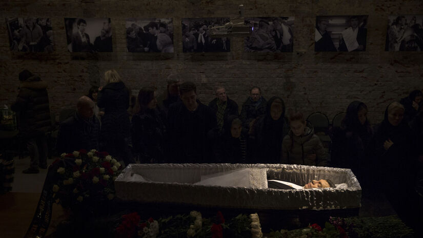 Truhla s telom zavraždeného Borisa Nemcova.