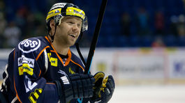 Bol prvým, kto priniesol na Slovensko Stanleyho pohár. Bicek ukončil kariéru