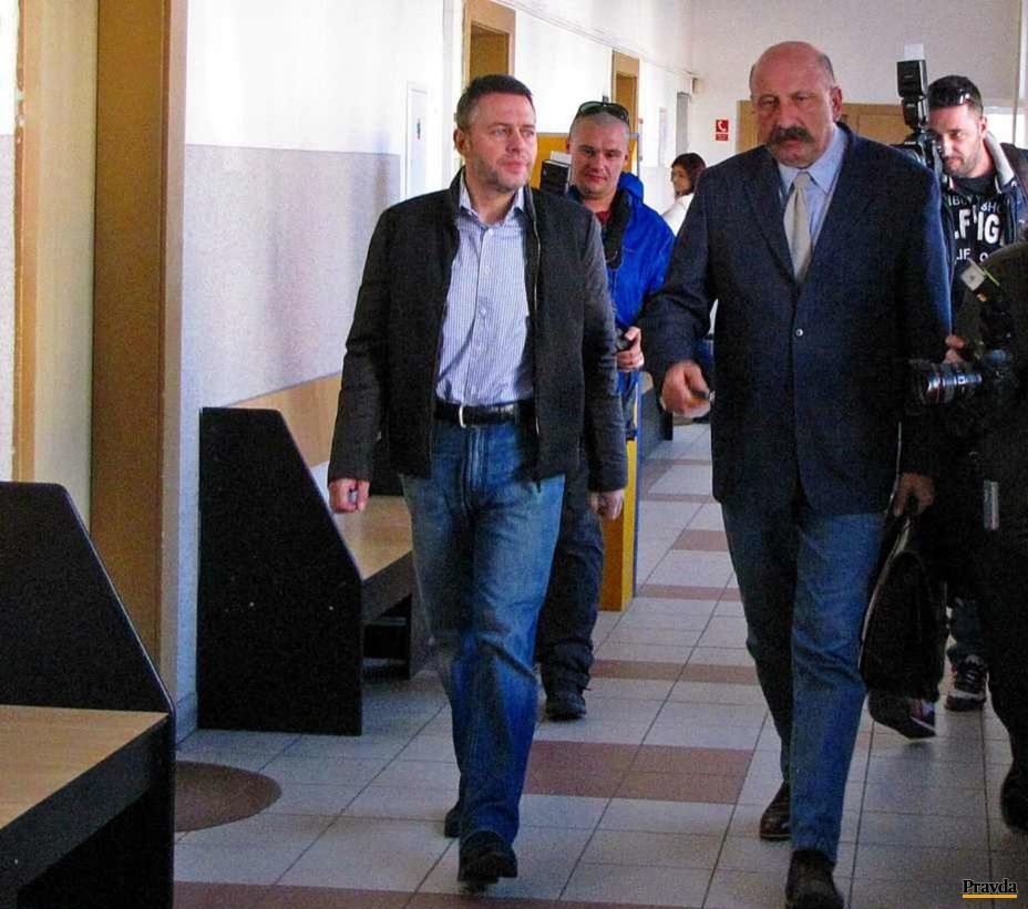 Z pojednávacej miestnosti vychádzal Vladimír...