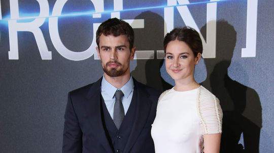 Herecká dvojica Shailene Woodley a Theo James...
