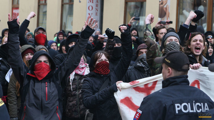 Blokáda extrémistov antifašistami.