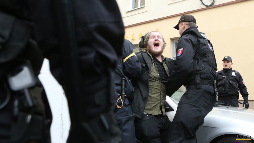 Polícia zadržala aktivistu Róberta Mihályho.